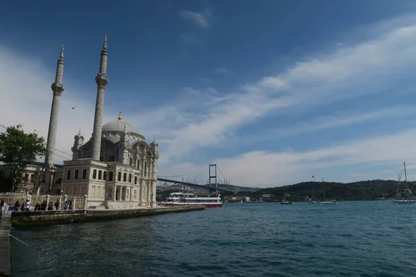 ボスポラス橋 - ヨーロッパとトルコ、イスタンブールのアジア間の接続とオルタキョイ モスク — ストック写真