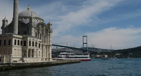 Mesquita de Ortakoy com Ponte do Bósforo - Ligação entre a Europa e a Ásia em Istambul, Turquia — Fotografia de Stock