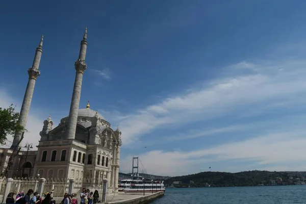 Mesquita de Ortakoy com Ponte do Bósforo - Ligação entre a Europa e a Ásia em Istambul, Turquia — Fotografia de Stock