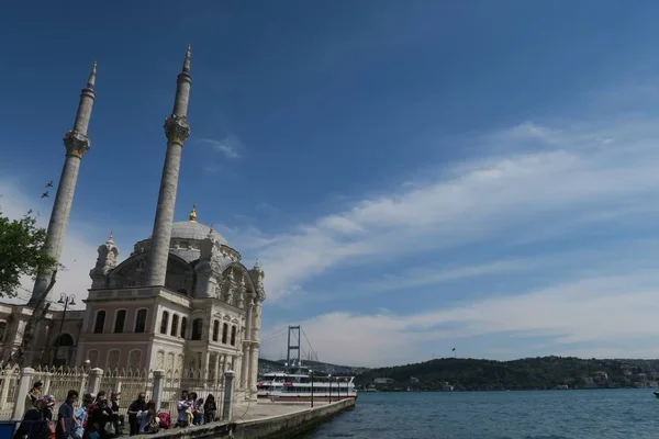 Mesquita Ortakoy famosa com ponte do Bósforo - Conexão entre a Europa e a Ásia em Istambul, Turquia — Fotografia de Stock