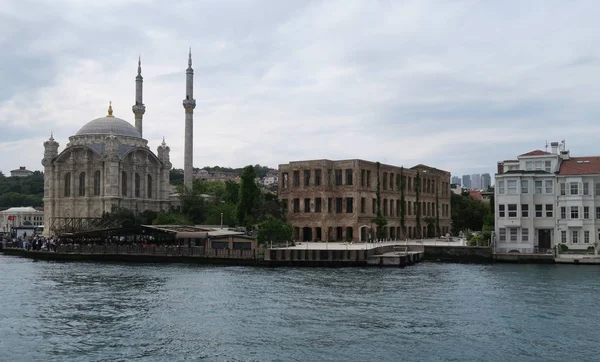Ортаковая мечеть с Босфорским мостом - Связь между Европой и Азией в Стамбуле, Турция — стоковое фото