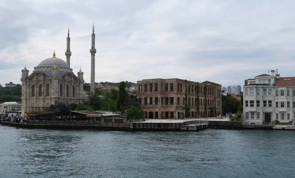 Mesquita de Ortakoy com Ponte do Bósforo - Ligação entre a Europa e a Ásia em Istambul, Turquia — Fotografia de Stock