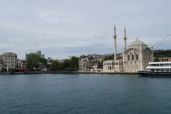 Mezquita Ortakoy con puente del Bósforo - Conexión entre Europa y Asia en Estambul, Turquía — Foto de Stock