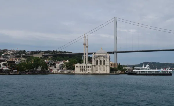 Ortakoy moskén med Bosphorus Bridge - anslutningen mellan Europa och Asien i Istanbul, Turkiet — Stockfoto
