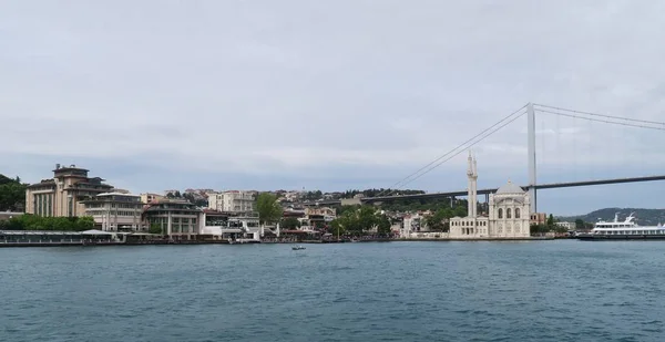 Ortakoy moskén med Bosphorus Bridge - anslutningen mellan Europa och Asien i Istanbul, Turkiet — Stockfoto