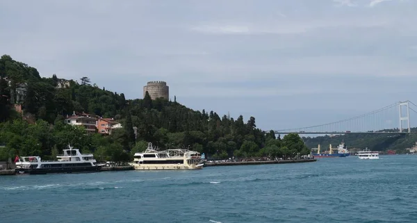 Крепость Румели выходит на Европейскую сторону Босфорского пролива в Стамбуле, Турция . — стоковое фото