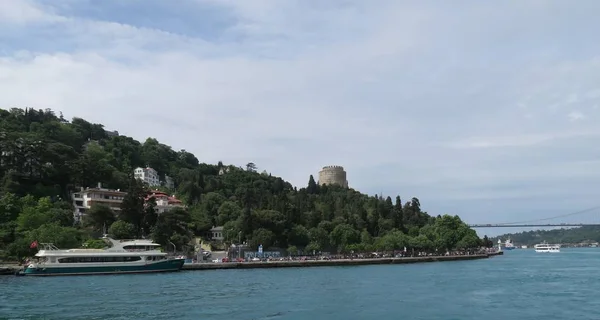 Rumeli Fortress overlooks the European Side of Bosphorus Strait in Istanbul, Turkey. — Stok fotoğraf