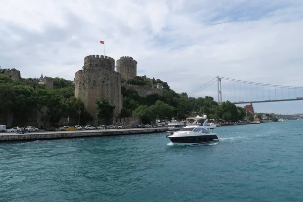 Румели на европейской стороне пролива Босфор в Стамбуле, Турция . — стоковое фото