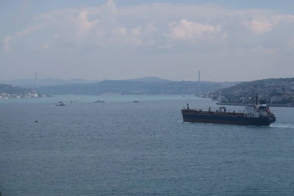 Boğaziçi, Istanbul, Türkiye'de geçen büyük kargo konteyner gemisi