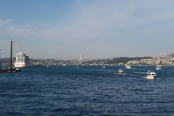 Bosporus-Straße und Brücke in Istanbul, Türkei — Stockfoto