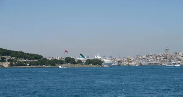 Blick auf das Goldhorn von der asiatischen Seite des Bosporus — Stockfoto