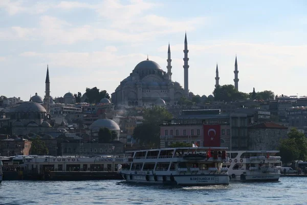 イスタンブール (トルコ) の金角湾から見たスレイマニエ・モスクの近くのフェリー — ストック写真
