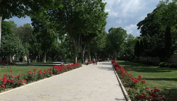 Park zewnątrz pałacu Topkapi w Stambule, Turcja — Zdjęcie stockowe