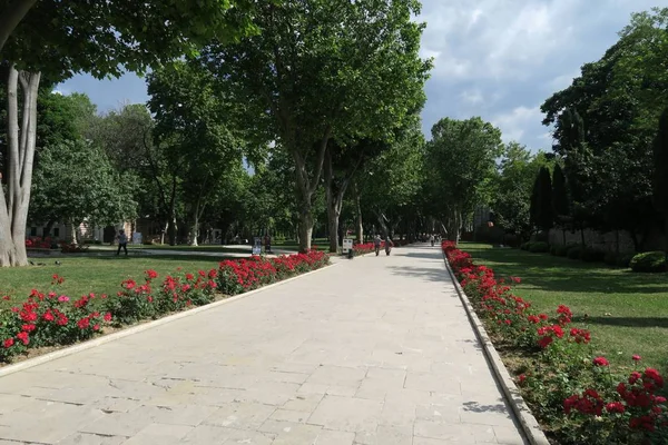 Parku mimo palác Topkapi v Istanbulu, Turecko — Stock fotografie