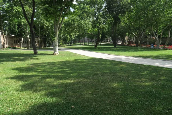 Parque do lado de fora do Palácio Topkapi em Istambul, Turquia — Fotografia de Stock