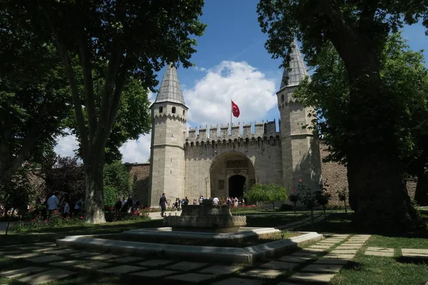 Museo del Palacio Topkapi en Estambul - La puerta de saludo es la entrada principal — Foto de Stock