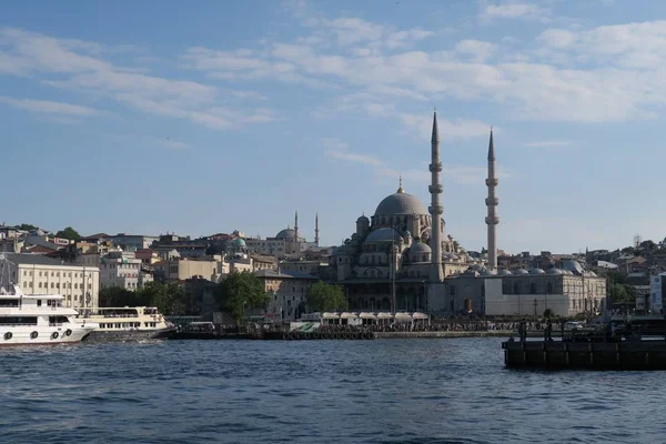A Nova Mesquita - Yeni Cami - originalmente chamada de Sultão Válido em Istambul, Turquia — Fotografia de Stock