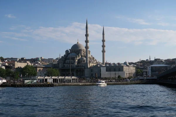 新しいモスク - Yeni カミ - もともとヴァリデ スルタン トルコのイスタンブールでの名前 — ストック写真