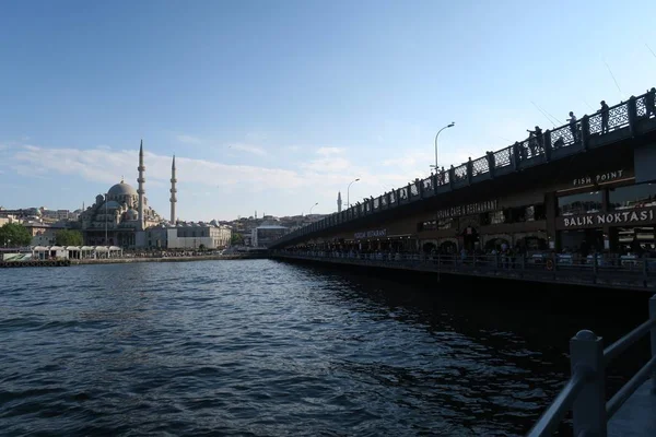 Die neue Moschee - yeni cami - ursprünglich Valide Sultan in Istanbul, Türkei — Stockfoto