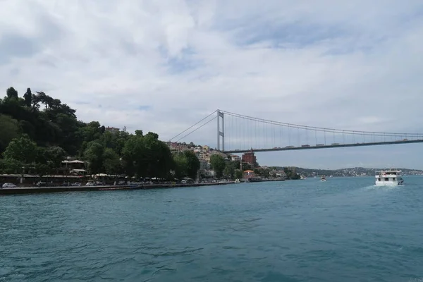 Fatih sultan mehmet bridge - zweite bosporusbrücke und rumeli festung in istanbul, türkei — Stockfoto