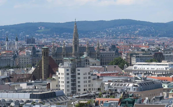 Wiener Rathaus vom ersten Bezirk aus gesehen, Österreich — Stockfoto