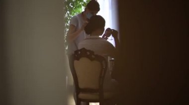 Kadın aynaya bakar.