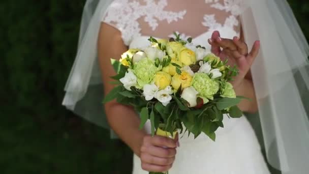 Невеста со свадебным букетом — стоковое видео