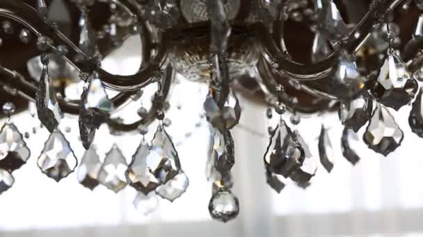 Schöner Kronleuchter mit Kristallen — Stockvideo