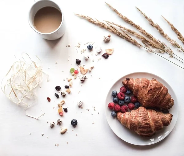 Frühstücksflach. Cofee und Croissant Stockfoto