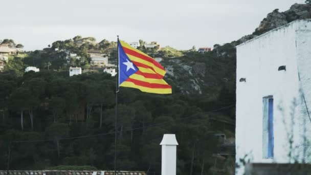 加泰罗尼亚旗帜。小山和周围的房子. — 图库视频影像