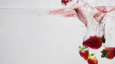 Çilek suya düşüyor.