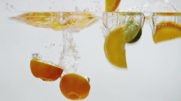 Oranges et chaux tombant dans l'eau 