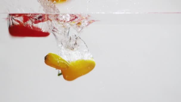 Πιπεριές που εμπίπτουν στο νερό — Αρχείο Βίντεο