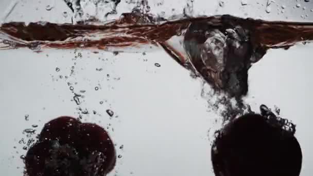 Pepper silhouette falling into water — Stock Video