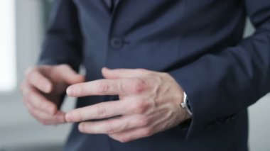 Onun ceketi kadar düğmelerini ve saatini saat kontrol işadamı.