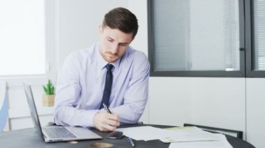 070 ofiste genç işadamı