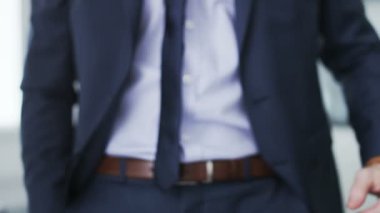 İşadamı saatini saat denetimi.