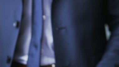 Onun gözetiminde saat kontrol ederken işadamı el.