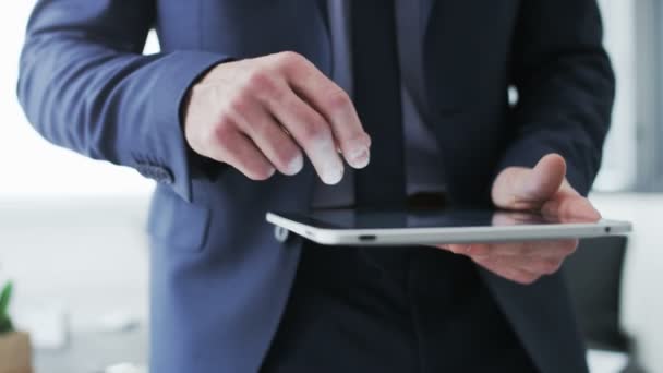 Homme d'affaires à la recherche sur Internet sur une tablette . — Video