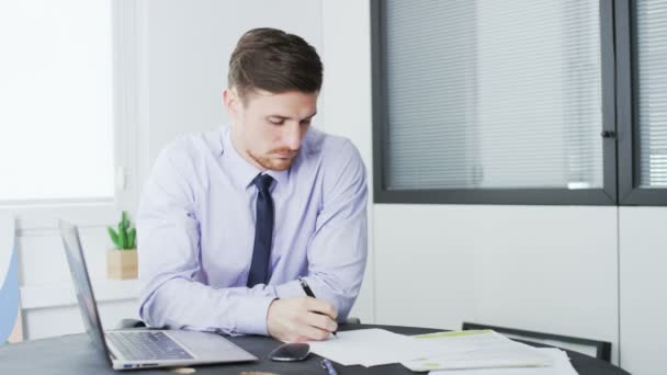 Young businessman in the office 071 — Αρχείο Βίντεο