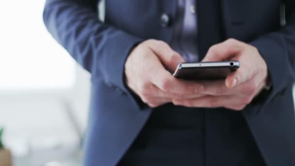 Homme d'affaires écrivant un message texte sur son mobile . — Video