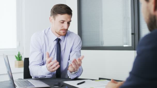 Joven empresario en la oficina 066 — Vídeos de Stock