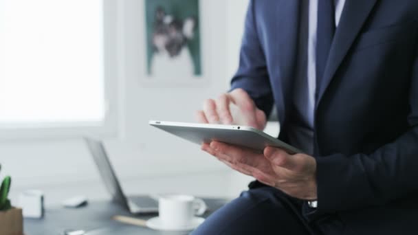 Businessmans handen zichtbaar terwijl hij maakt gebruik van een tablet. — Stockvideo