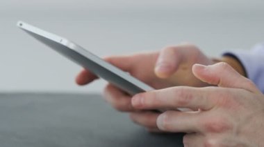 elinde bir işadamı bir tablet bilgisayar kullanarak.