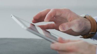 elinde bir işadamı bir tablet bilgisayar kullanarak.