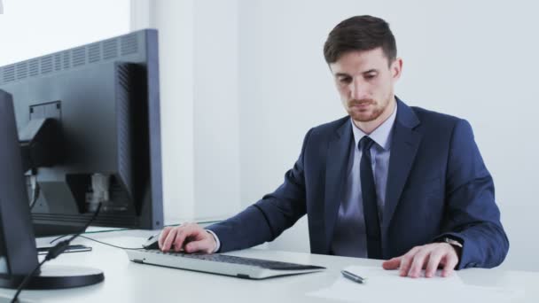 Young businessman in the office 085 — Stock video