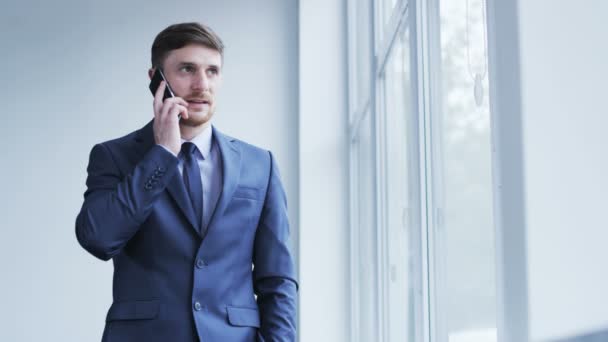 Joven empresario en la oficina 089 — Vídeos de Stock