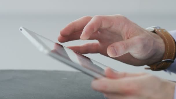 Ruce podnikatel pomocí tabletového počítače. — Stock video