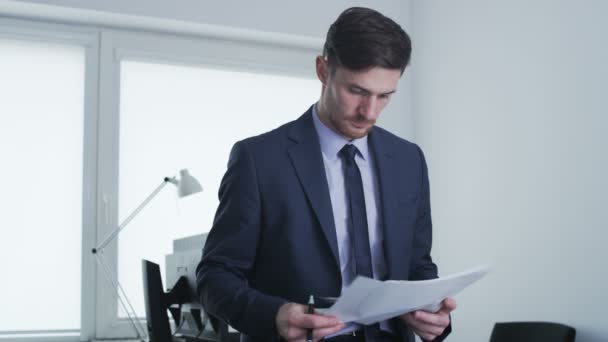 Young businessman in the office 083 — Stock Video