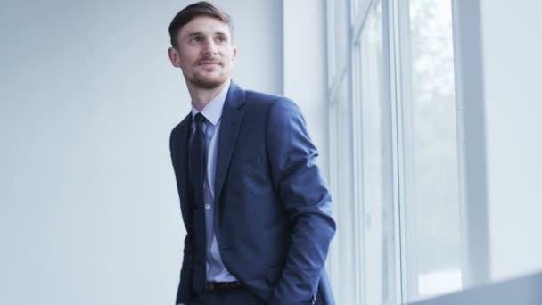 Young businessman in the office 094 — Stock video